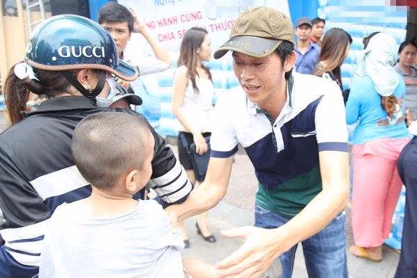 Nghệ sĩ Hoài Linh gắn liền với hình ảnh giản dị, chất phác và thường xuyên làm từ thiện.