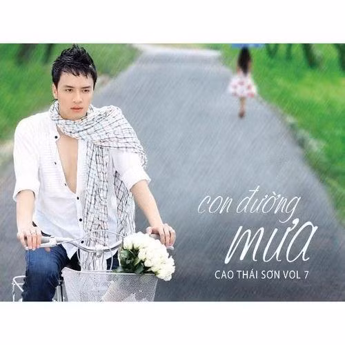 Tạo hình của Cao Thái Sơn trong MV Con Đường Mưa, bản hit năm 2007. Tạo hình của Cao Thái Sơn trong MV Con Đường Mưa, bản hit năm 2007.