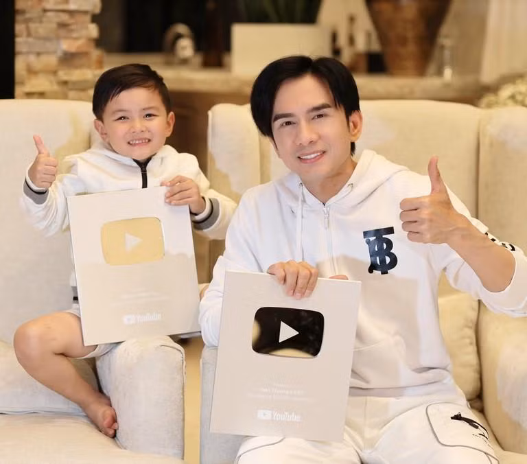 Ca sĩ và con trai diện đồ đôi "unboxing" nút Bạc YouTube.