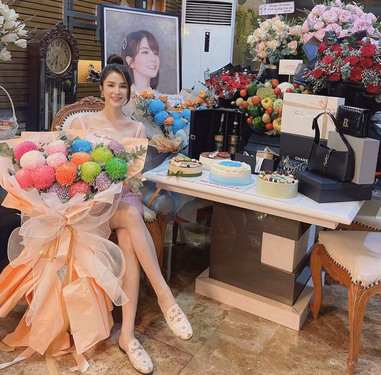 Hình ảnh đón tuổi mới được Diệp Lâm Anh đăng trên Instagram.