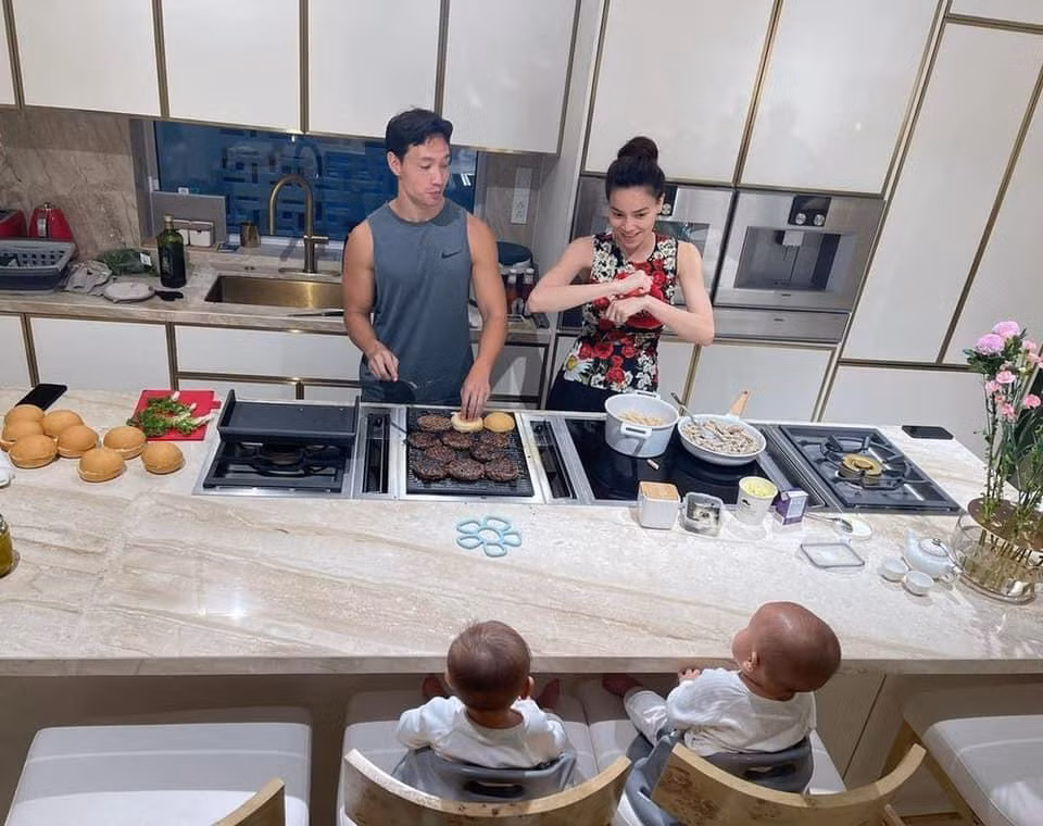 Cặp sao trổ tài vào bếp, làm bánh hamburger.