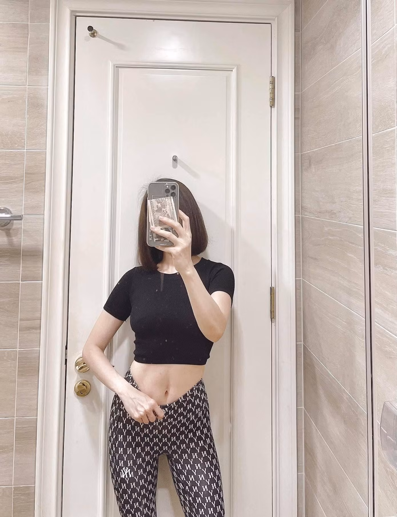 Lệ Quyên chọn đồ tập cùng công thức với Hiền Hồ, vóc dáng tuổi 40 của ca sĩ là niềm mơ ước của nhiều cô gái.