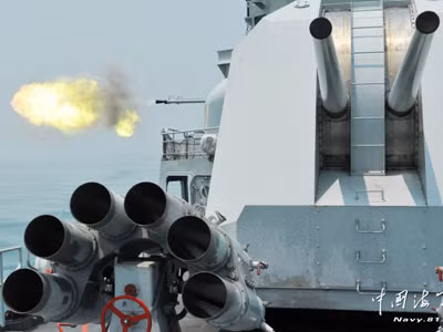 Tàu khu trục Jiangmen của Trung Quốc tập trận bắn đạn thật trên biển Đông. Ảnh: China Military Online