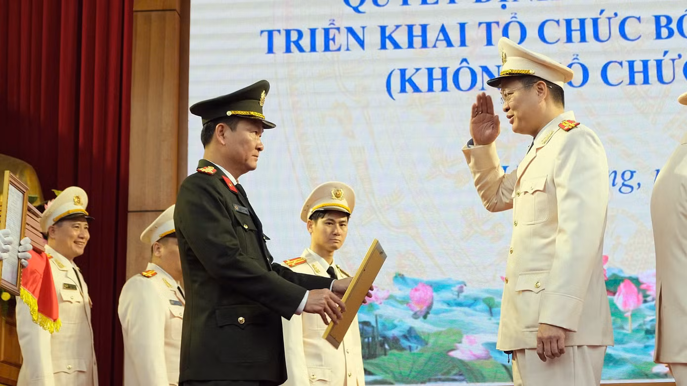 Đại tá Bùi Quang Bình - Giám đốc Công an tỉnh Hải Dương - trao quyết định cho các cán bộ được điều động, bố trí vị trí công tác mới.