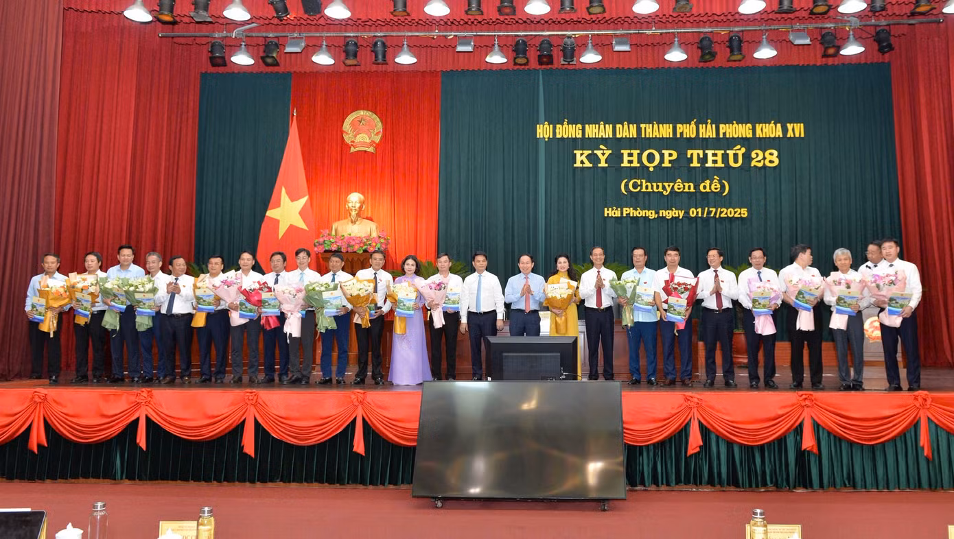 Lãnh đạo TP Hải Phòng tặng hoa chúc mừng các đại biểu.