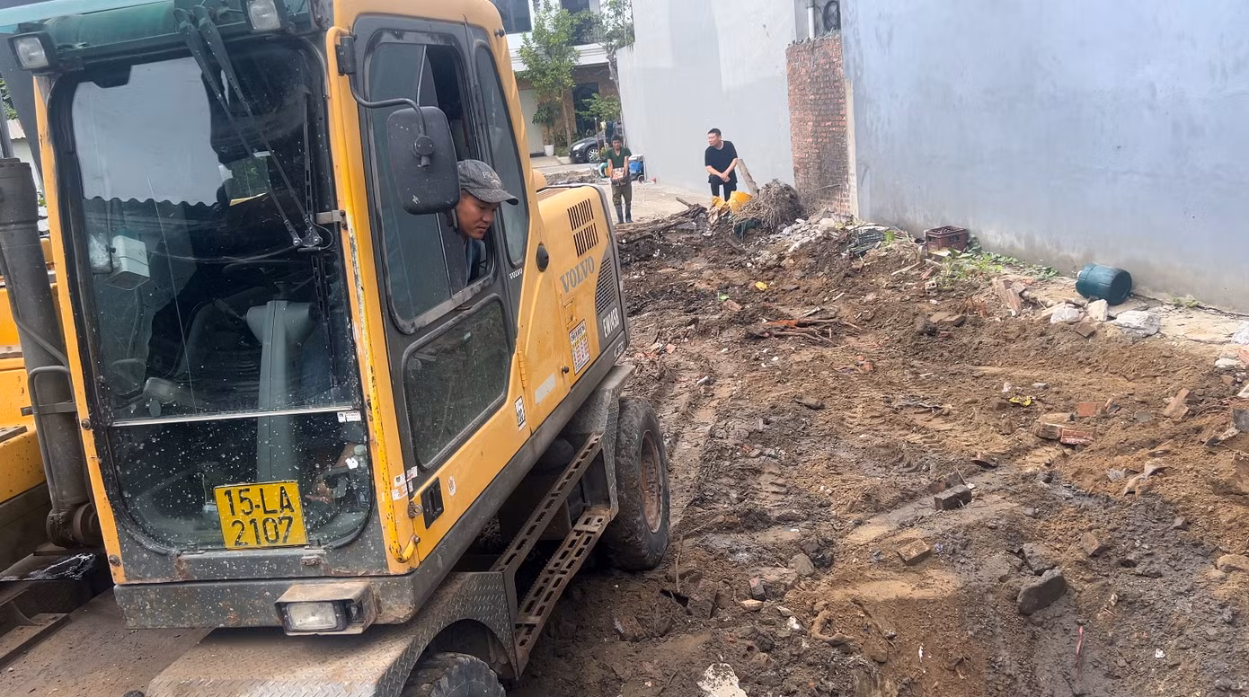 Khu vực cống thoát nước thải trong khu đô thị, giáp ranh tổ 30, tổ 32 phường Đông Khê (Ngô Quyền, Hải Phòng) bị các đối tượng phá hủy, làm thay đổi dòng chảy nước thải, ô nhiễm môi trường khu dân cư. Khu vực cống thoát nước thải trong khu đô thị, giáp ranh tổ 30, tổ 32 phường Đông Khê (Ngô Quyền, Hải Phòng) bị các đối tượng phá hủy, làm thay đổi dòng chảy nước thải, ô nhiễm môi trường khu dân cư.