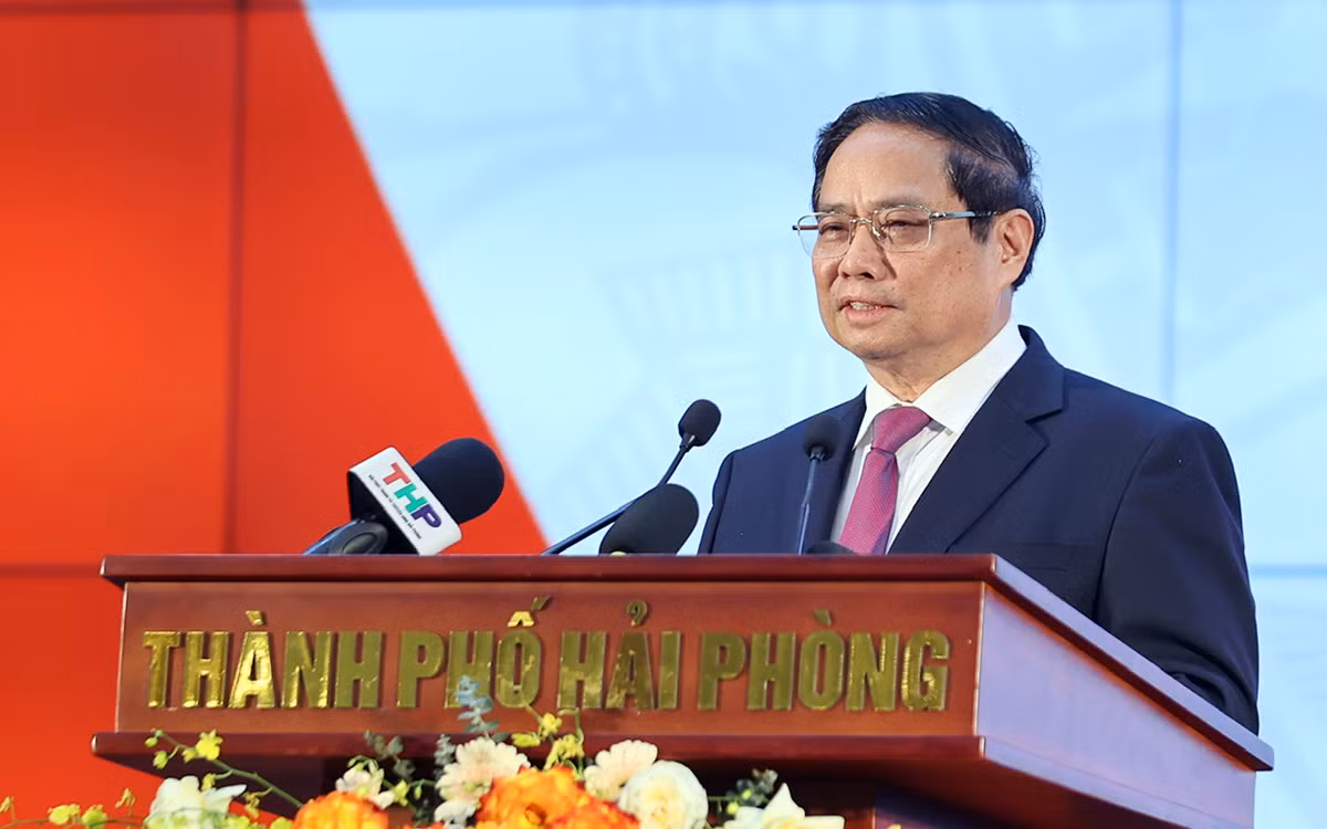 Thủ tướng Chính phủ Phạm Minh Chính trao quyết định, chụp ảnh lưu niệm với các lãnh đạo chủ chốt TP Hải Phòng mới sau hợp nhất. Ảnh: Đoàn Bắc/Báo Chính phủ
