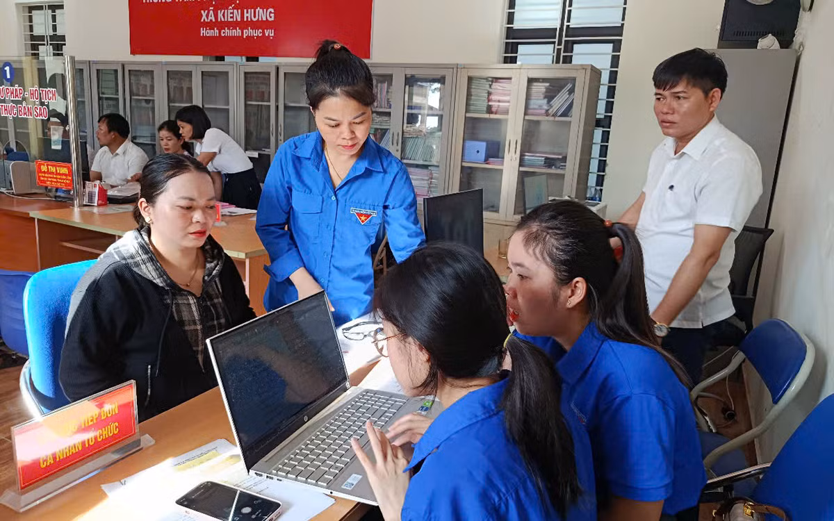 Các đội hình tình nguyện ra quân hỗ trợ tại 114 Trung tâm phục vụ hành chính công TP Hải Phòng sáng 7/7.