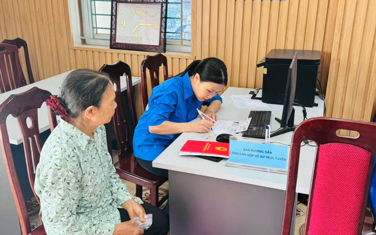 Các đội hình tình nguyện ra quân hỗ trợ tại 114 Trung tâm phục vụ hành chính công TP Hải Phòng sáng 7/7.