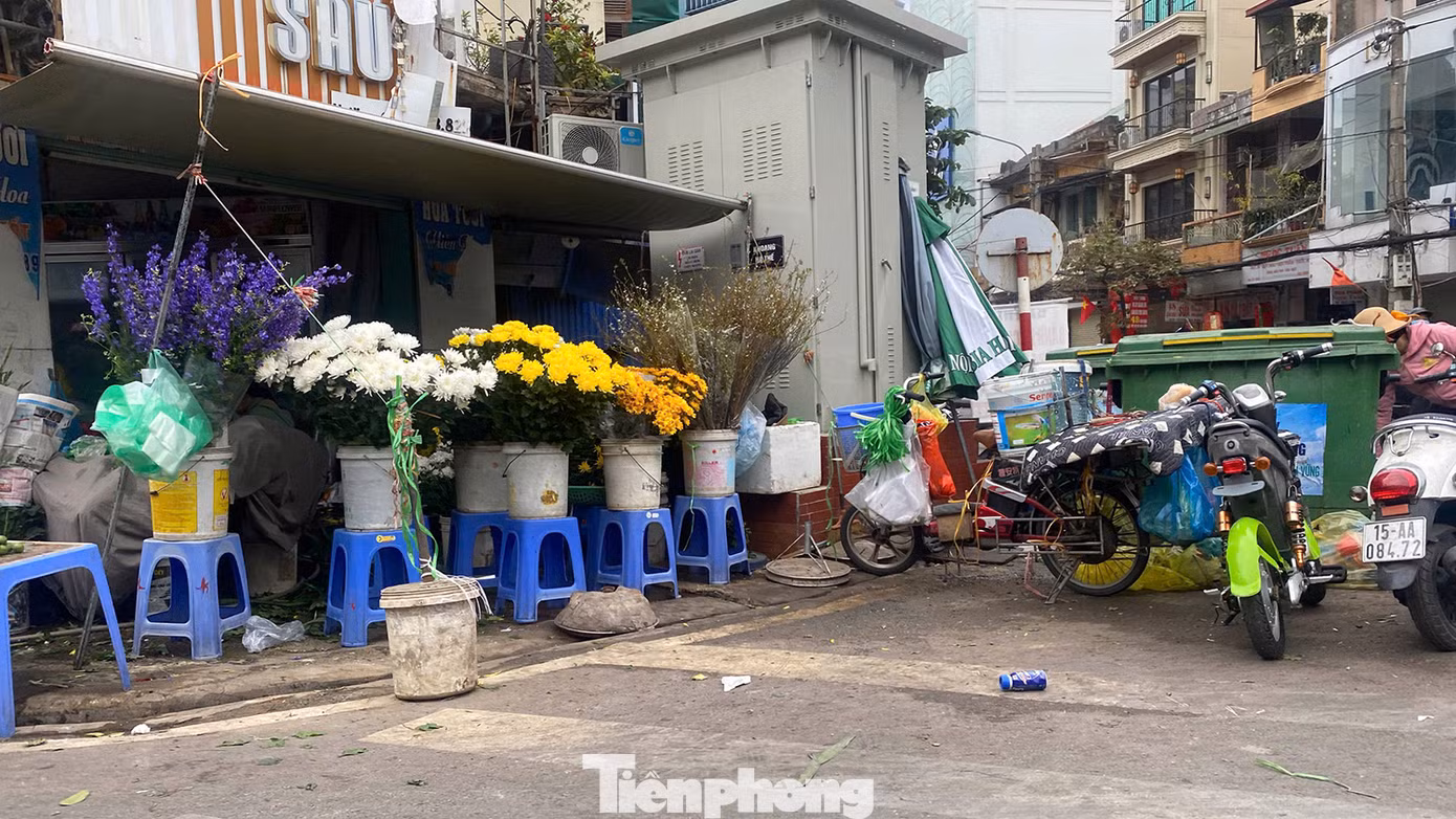 Mặc dù là tuyến phố ẩm thực nổi tiếng đất cảng nhưng thường xuyên trong tình trạng nhếch nhác, không đảm bảo vệ sinh môi trường khu phố. Trong ảnh: nút giao Cầu Đất - Trần Nhật Duật là điểm tập kết rác luộm thuộm, kế bên là cửa hàng hoa bày bán trên vỉa hè, xe đỗ dưới lòng đường khiến nút giao này thường xuyên kẹt cứng, ùn tắc.