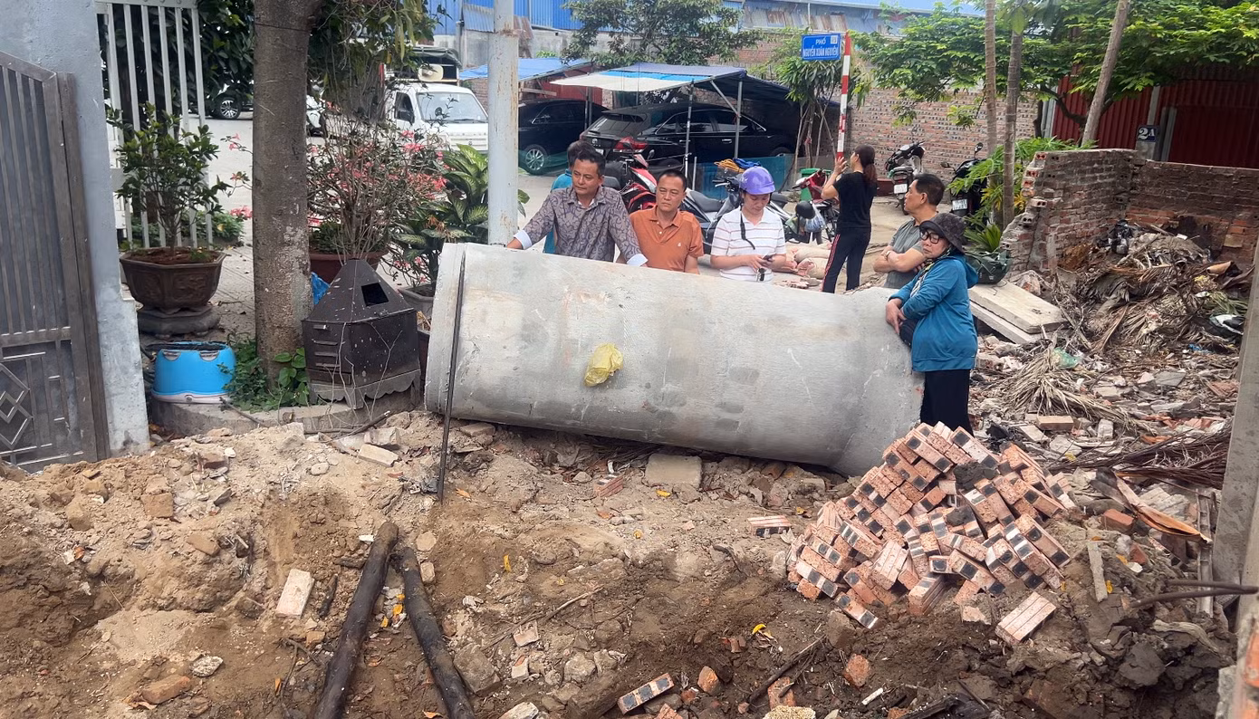 Tổ công tác thuộc UBND phường Đông Khê và đại diện tổ dân phố kiểm tra hiện trường, nơi xảy ra sự việc. Tổ công tác thuộc UBND phường Đông Khê và đại diện tổ dân phố kiểm tra hiện trường, nơi xảy ra sự việc.
