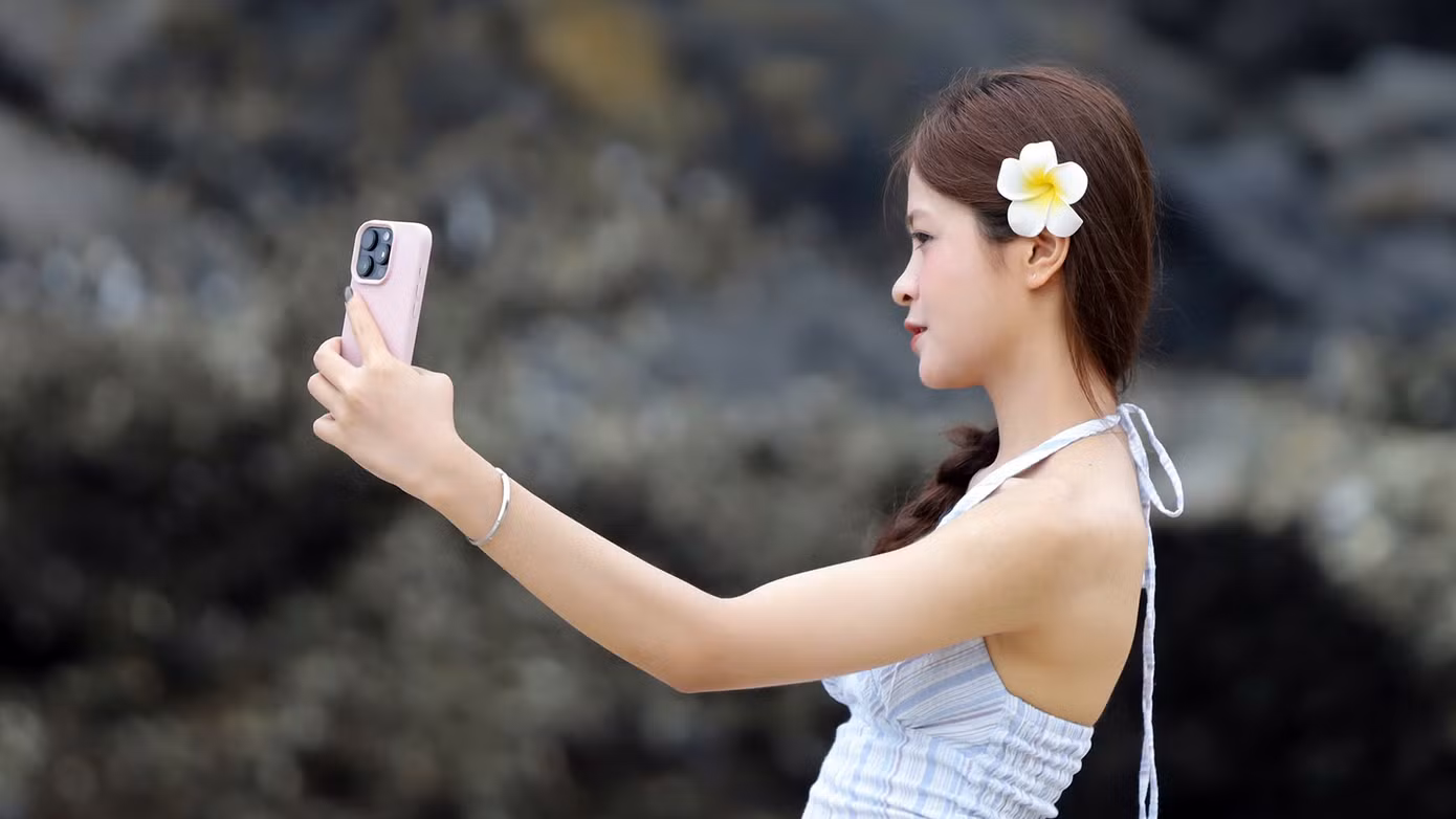 Huyền (22 tuổi, quê Nghệ An, ở Hà Nội) chia sẻ, trong chuyến du lịch em cùng nhóm bạn dậy từ 5h để trang điểm, chuẩn bị nhiều váy mang theo ra bãi tắm Cát Cò chụp ảnh. Khu vực này buổi sáng nước biển rút, để lại bãi đá rộng với nhiều góc hình rất đẹp.