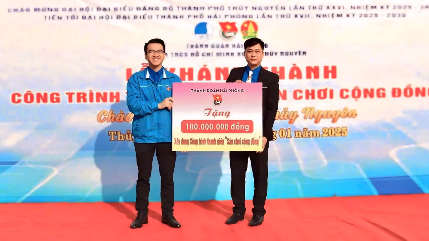 Anh Lê Khắc Nguyên Anh - Bí thư Thành Đoàn Hải Phòng trao biển tặng công trình thanh niên "Sân chơi cộng đồng" tại phường Thủy Đường, TP Thủy Nguyên.