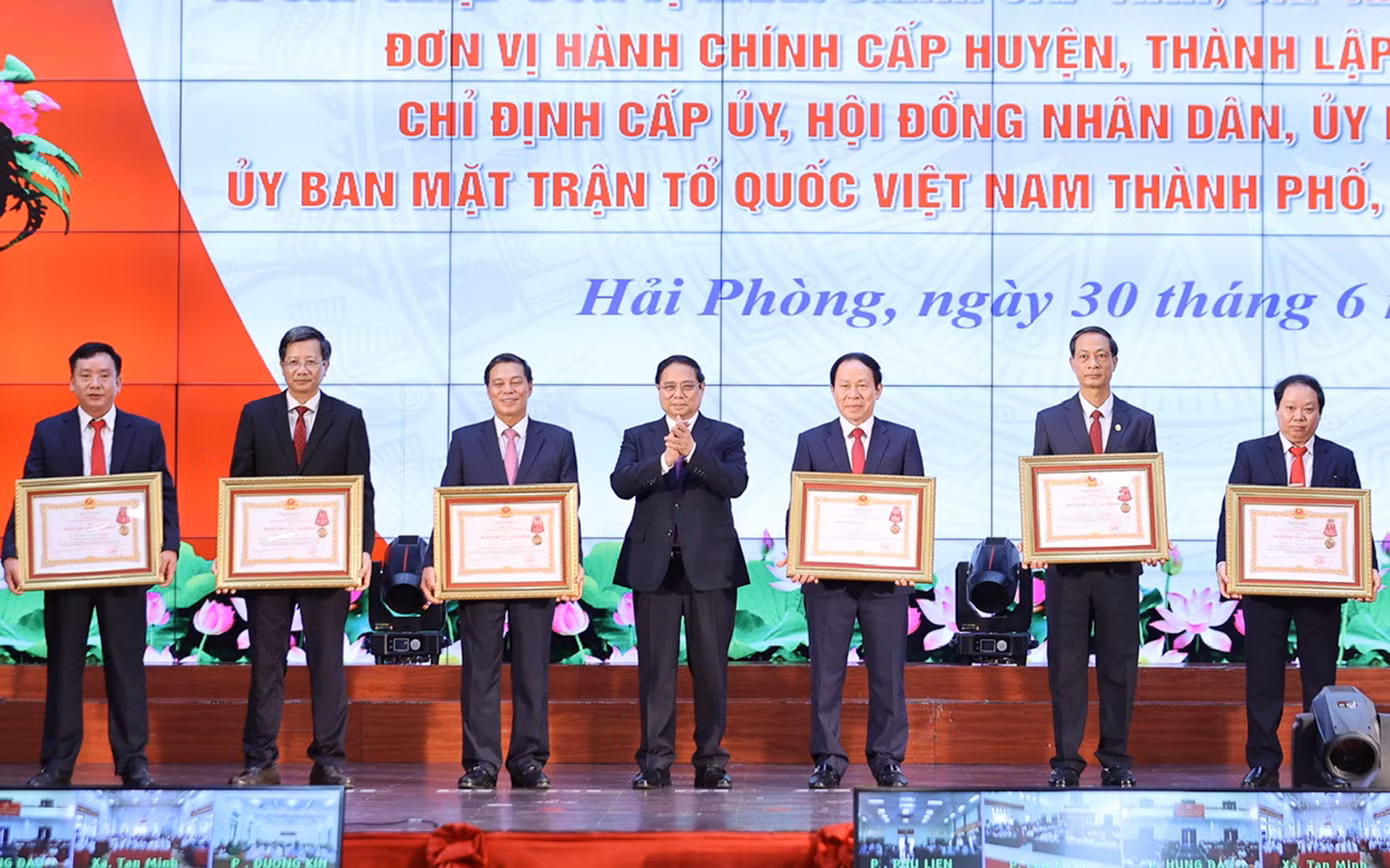 Thủ tướng Chính phủ Phạm Minh Chính trao tặng Huân chương Lao động của Chủ tịch nước cho các cán bộ chủ chốt TP Hải Phòng, tỉnh Hải Dương. Ảnh: Đoàn Bắc/Báo Chính phủ