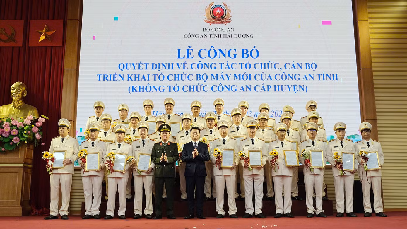 Thiếu tướng Lê Ngọc Châu - Chủ tịch UBND tỉnh, đại tá Bùi Quang Bình tặng hoa chúc mừng các cán bộ được điều động, nhận nhiệm vụ mới.