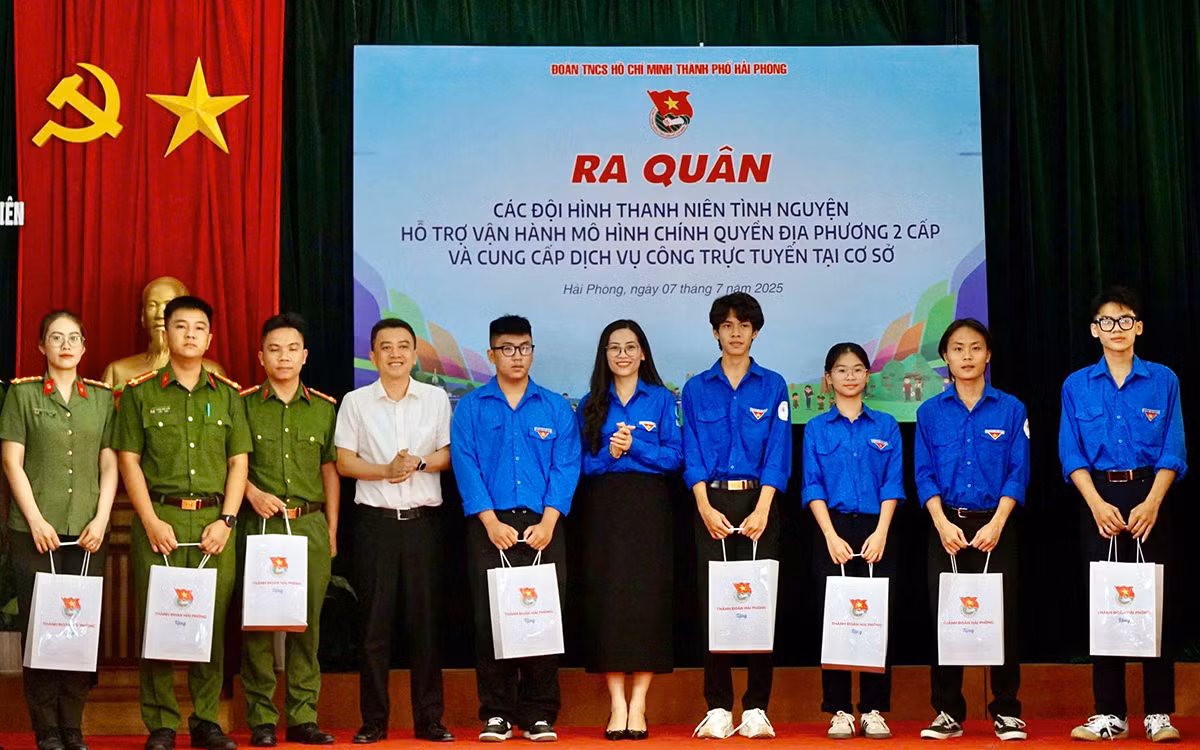 Bí thư Đảng ủy phường Gia Viên và Bí thư Thành Đoàn Hải Phòng tặng quà các đội hình thanh niên tình nguyện thực hiện nhiệm vụ.