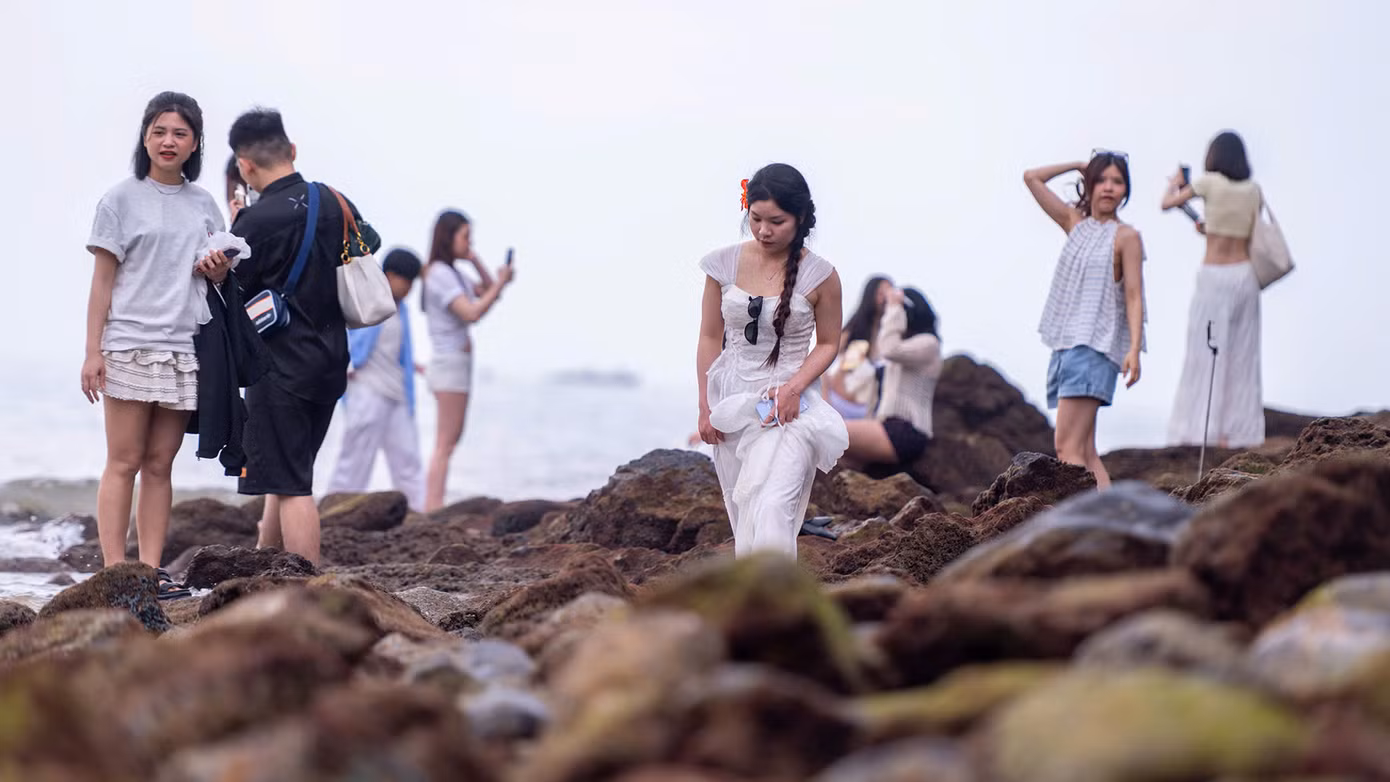 Bãi tắm Cát Cò có bãi đá nâu xám hai bên rộng hàng nghìn mét, là địa điểm check-in, chụp ảnh ưa thích của khách du lịch và giới trẻ.