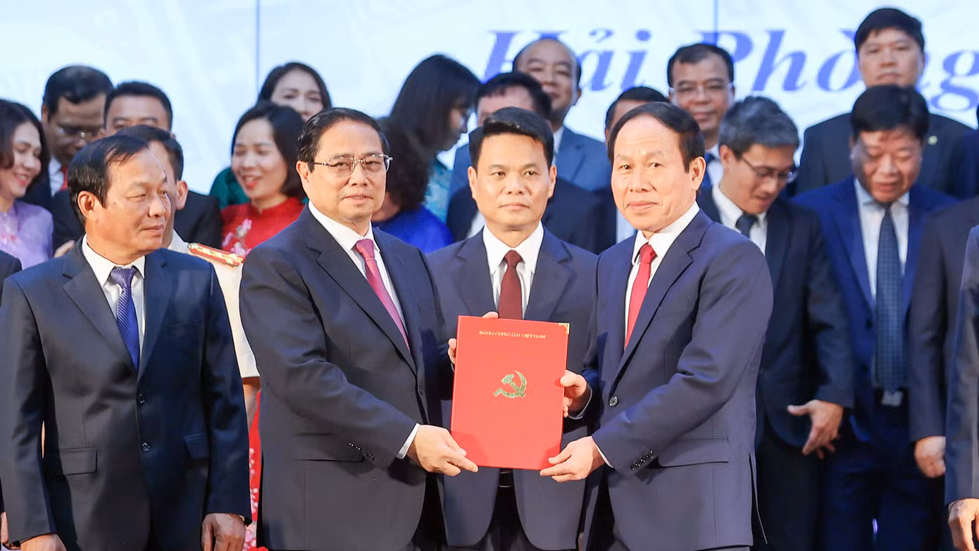 Thủ tướng Chính phủ Phạm Minh Chính trao quyết định, chụp ảnh lưu niệm với các lãnh đạo chủ chốt TP Hải Phòng mới sau hợp nhất. Ảnh: Đoàn Bắc/Báo Chính phủ