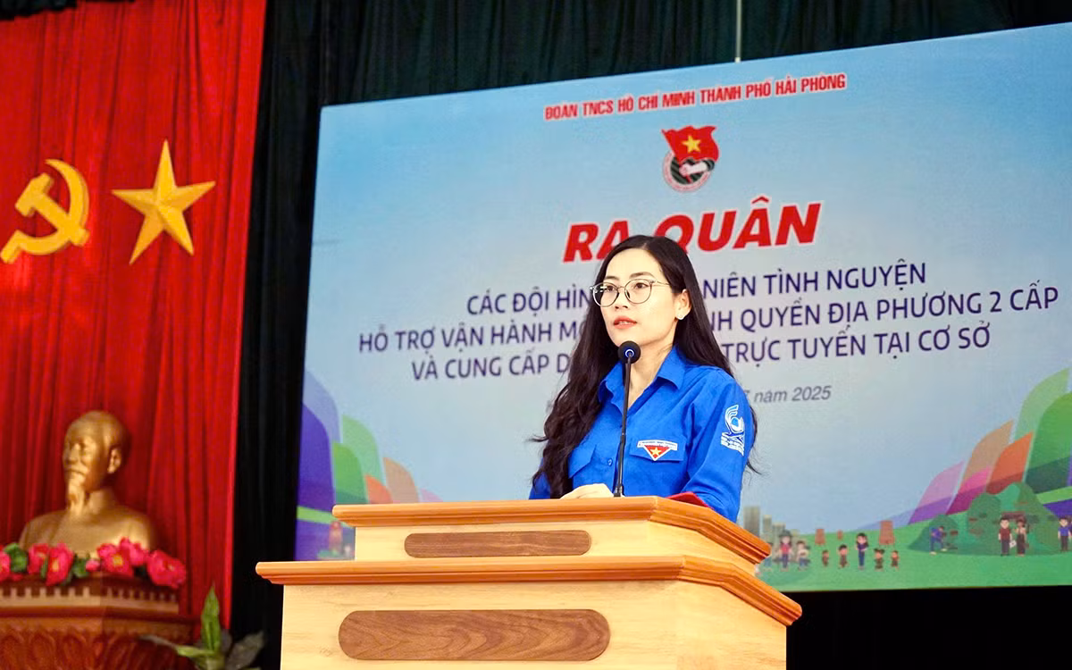 Chị Nguyễn Thị Thủy - Bí thư Thành Đoàn Hải Phòng phát động ra quân các đội hình tình nguyện hỗ trợ 114 phường, xã, đặc khu vận hành mô hình chính quyền địa phương 2 cấp.