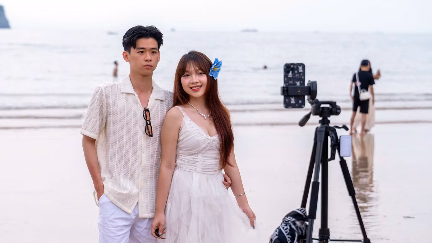 Đôi bạn trẻ mang theo chân máy để ghi lại những hình ảnh đón bình minh, quay những thước phim kỷ niệm với biển Cát Bà.