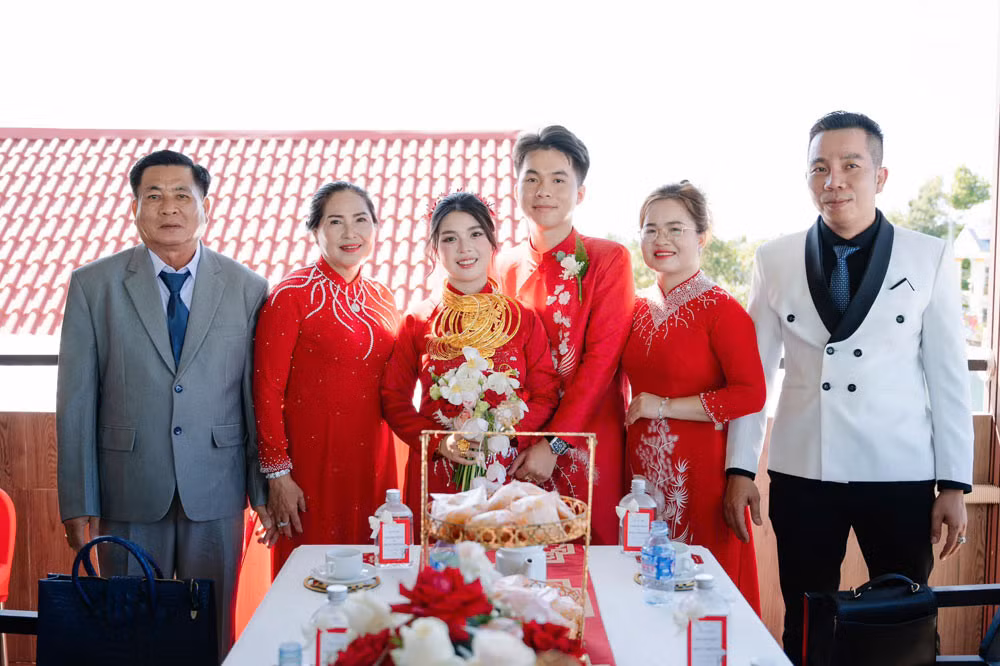 Tuổi tác chênh lệch của hai bên sui gia thu hút nhiều sự quan tâm.