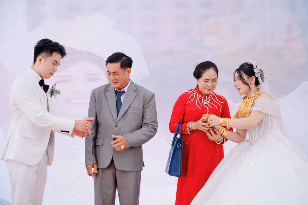 Ba mẹ ruột Hoài Thương trong ngày vui của các con.