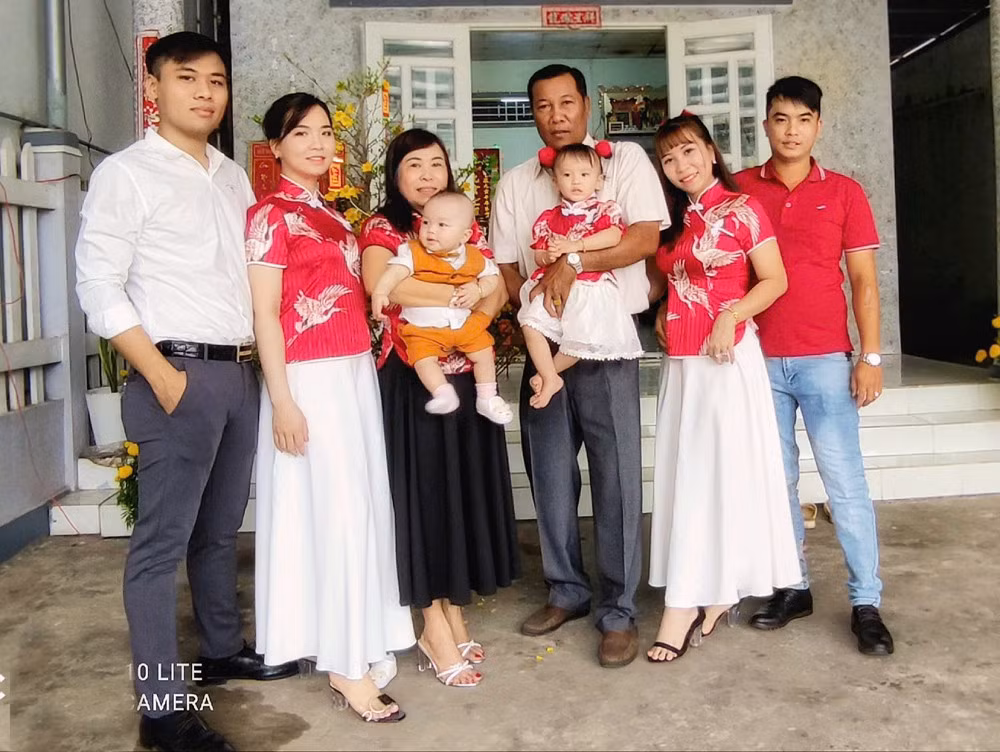 Hai cặp đôi sum vầy bên cha mẹ. Hai cặp đôi sum vầy bên cha mẹ.