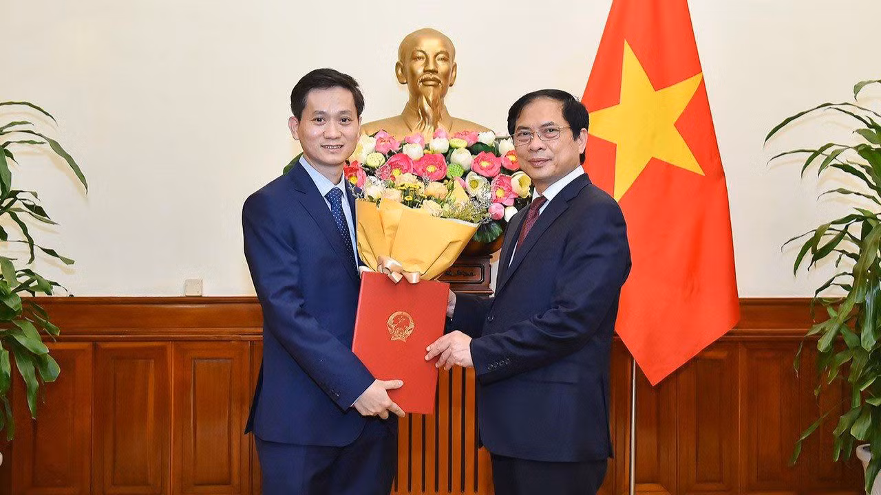 Bộ trưởng Ngoại giao Bùi Thanh Sơn trao quyết định điều động ông Nguyễn Hoài Nam, Vụ trưởng, Thư ký Bộ trưởng Ngoại giao, làm Vụ trưởng, Chánh Văn phòng Bộ. Bộ trưởng Ngoại giao Bùi Thanh Sơn trao quyết định điều động ông Nguyễn Hoài Nam, Vụ trưởng, Thư ký Bộ trưởng Ngoại giao, làm Vụ trưởng, Chánh Văn phòng Bộ.