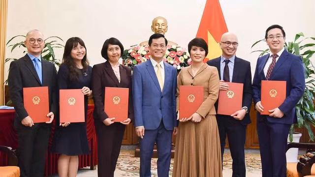 Thứ trưởng Bộ Ngoại giao Hà Kim Ngọc trao quyết định và chúc mừng các cán bộ được điều động, bổ nhiệm giữ chức vụ mới.