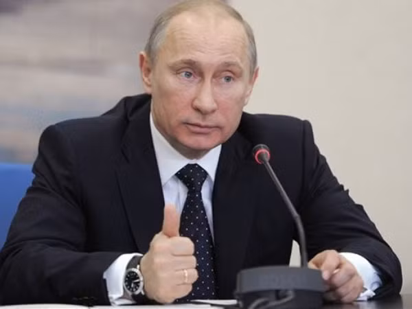 Tổng thống Putin không sang Mỹ dự hội nghị thượng đỉnh G8 để tập trung công việc đối nội khi mới lên nhậm chức . Tổng thống Putin không sang Mỹ dự hội nghị thượng đỉnh G8 để tập trung công việc đối nội khi mới lên nhậm chức