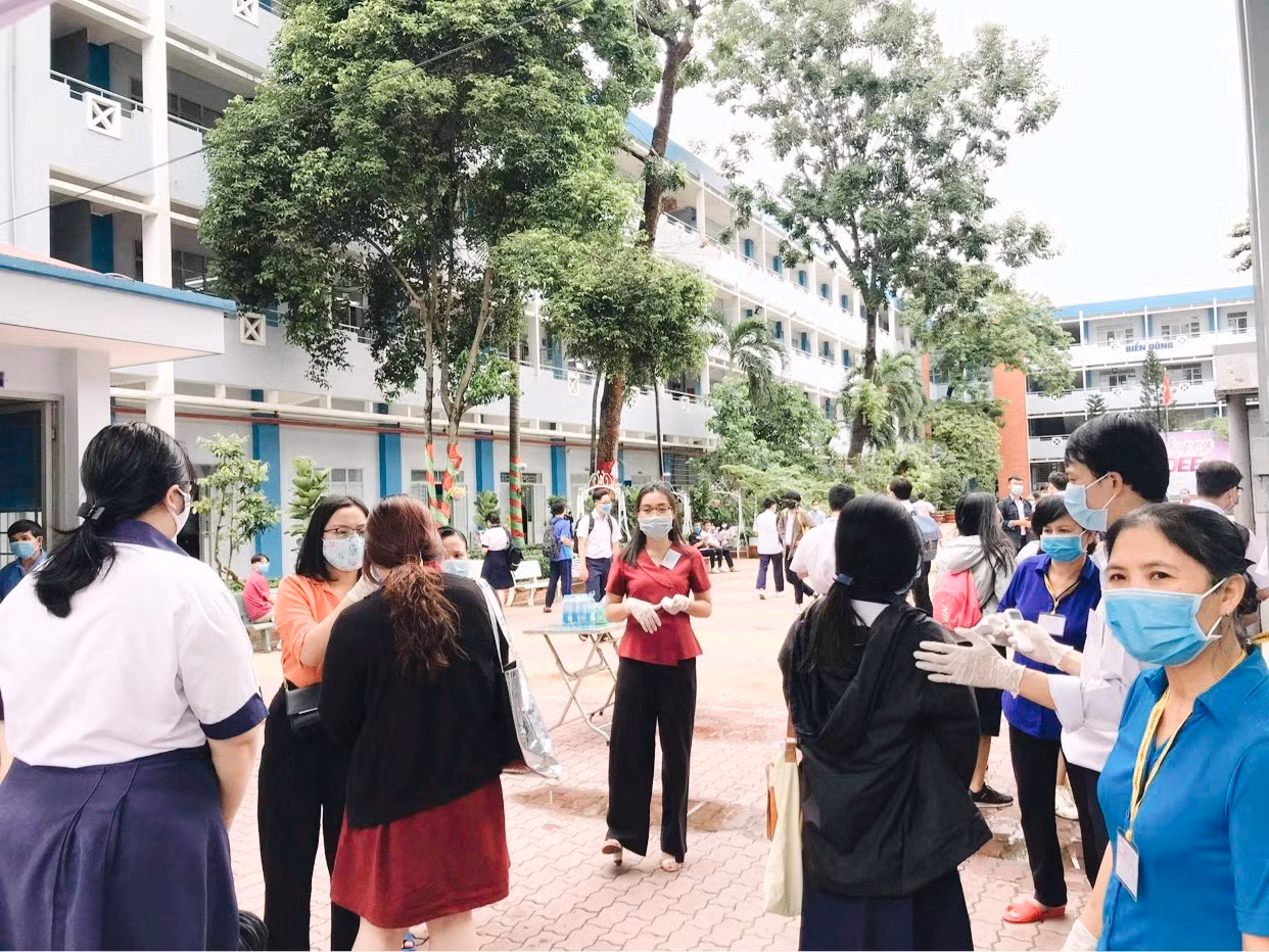 Teen “check-in” điểm thi tốt nghiệp THPT giữa sự “bảo vệ” của đội ngũ y tế, công an ảnh 6