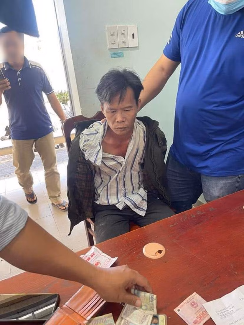 Lúc bắt giữ, cơ quan điều tra khám xét trong ví tiền cá nhân của Minh thì phát hiện có giấy mua bán vàng cùng một số tiền.