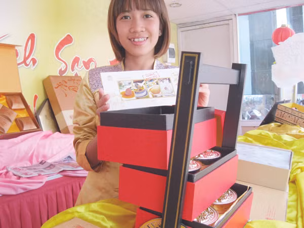 Nhân viên Khách sạn Hà Nội giới thiệu hộp bánh có giá 10 triệu đồng. Ảnh: N.Tuyền. Nhân viên Khách sạn Hà Nội giới thiệu hộp bánh có giá 10 triệu đồng. Ảnh: N.Tuyền