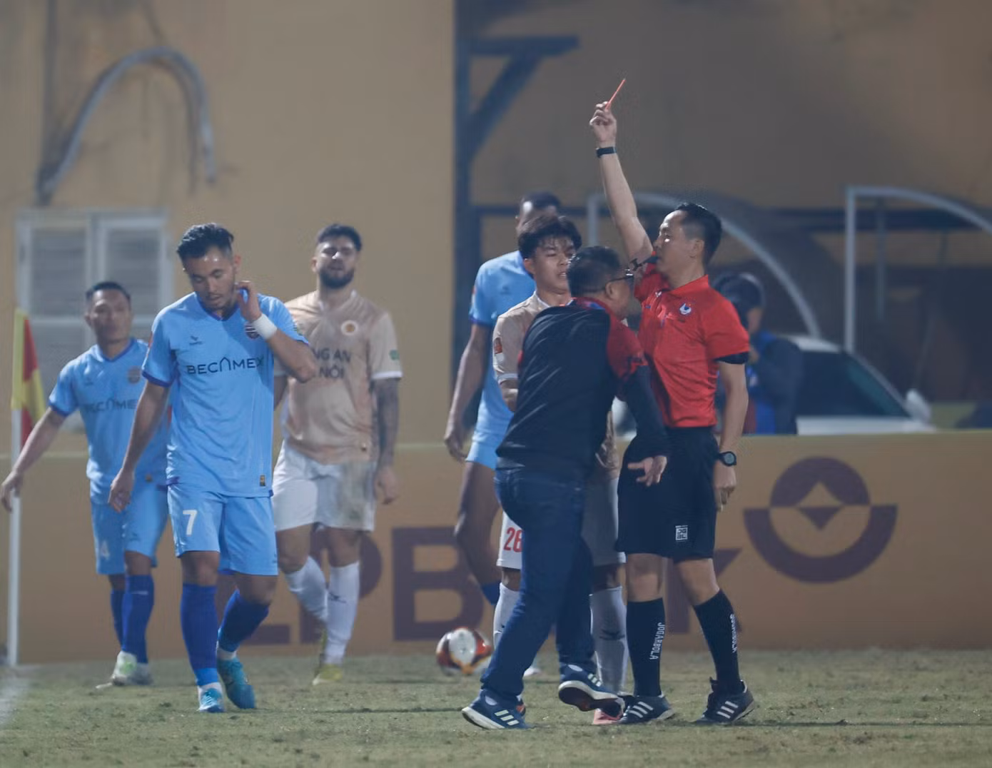 Ông Trần Tiến Đại để lại hình ảnh xấu xí trong ngày tái xuất V-League. Ảnh: Như Ý Ông Trần Tiến Đại để lại hình ảnh xấu xí trong ngày tái xuất V-League. Ảnh: Như Ý