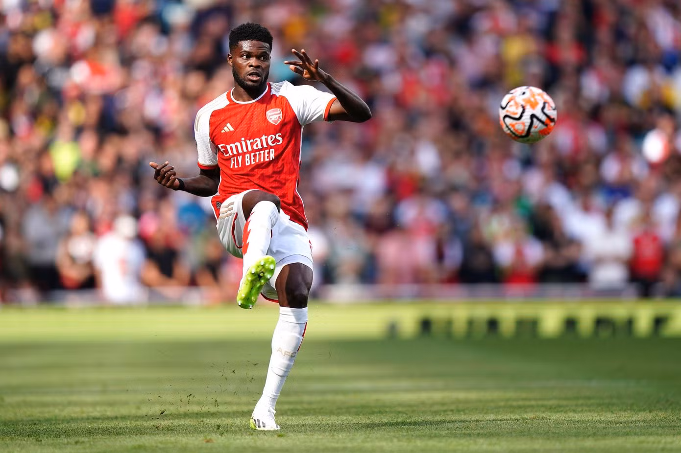 Mất Partey và Timber, HLV Mikel Arteta phải thay đổi hệ thống