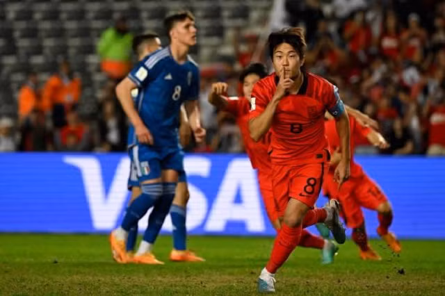Lee Seung-won ăn mừng bàn gỡ hòa 1-1