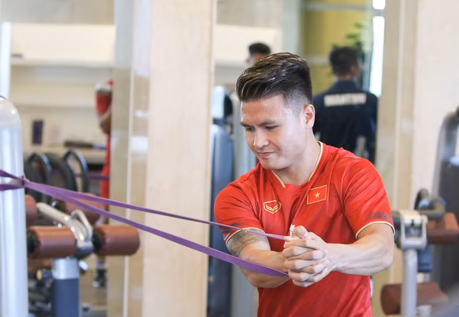 Quang Hải chấn thương cơ bắp. Ảnh: VFF