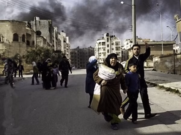 Người dân Syria chạy khỏi vùng chiến sự. Ảnh: tnp.no