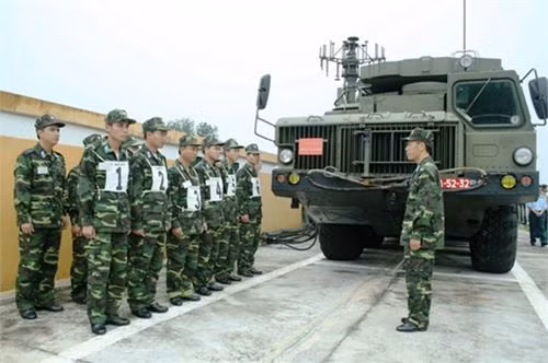 Giao nhiệm vụ điều hệ thống S - 300 cơ động tham gia diễn tập
