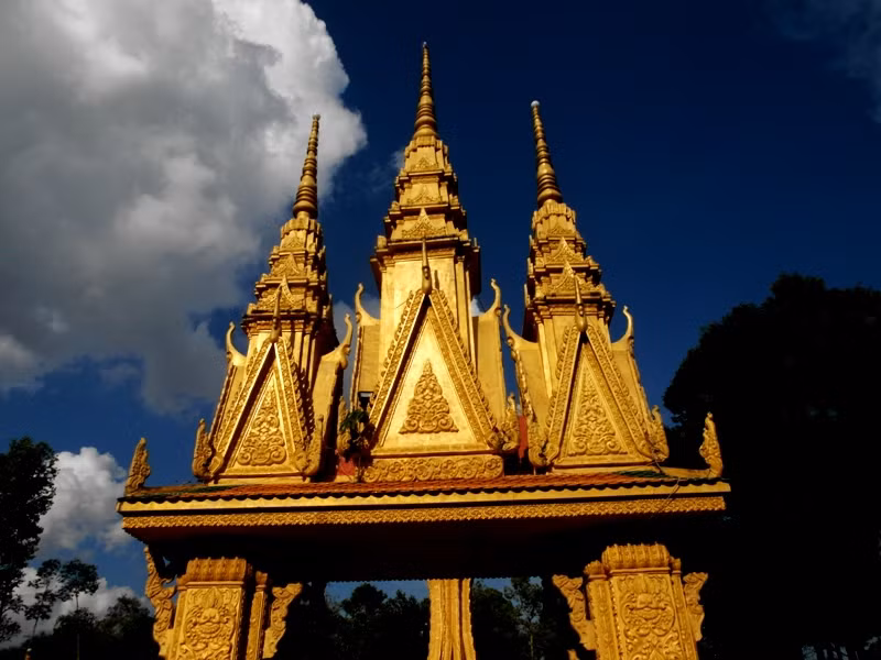 Mặt trước ngôi chánh điện chùa Vàm Ray tại xã Hàm Giang, Trà Cú, Trà Vinh