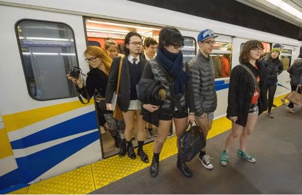 Các hành khách không mặc quần ở Vancouver, Canada