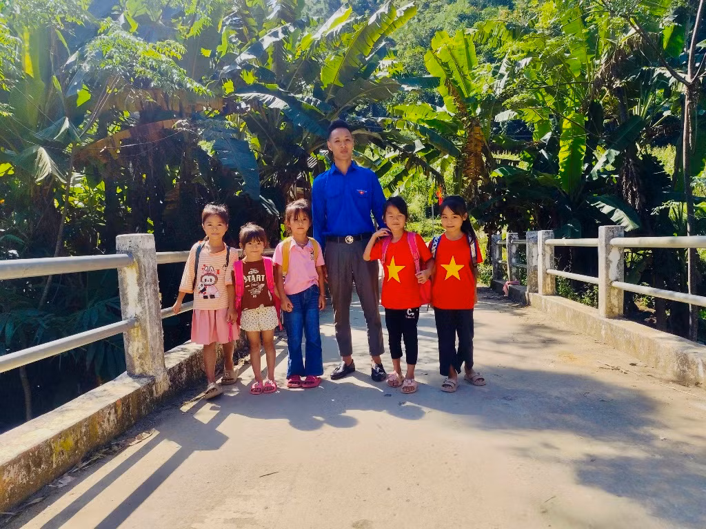 Cây cầu giúp trẻ đến trường, bà con đi lại dễ dàng, giao thương hàng hóa tăng lên Cây cầu giúp trẻ đến trường, bà con đi lại dễ dàng, giao thương hàng hóa tăng lên
