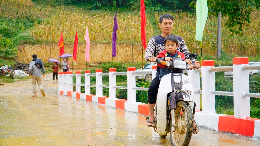 Thăm lại cây cầu làm đổi đời cho bản làng nghèo bên suối Tình yêu ảnh 2
