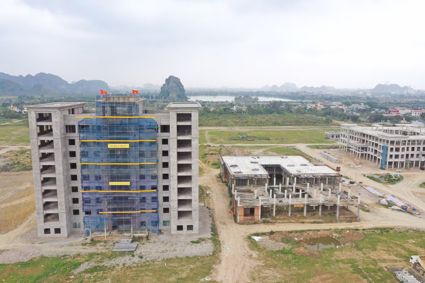 Một số công trình mới hoàn thiện phần xây dựng cơ bản.