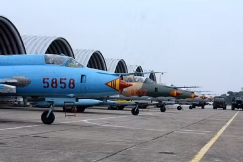 Máy bay cường kích bom Su-22 của Việt Nam trực chiến