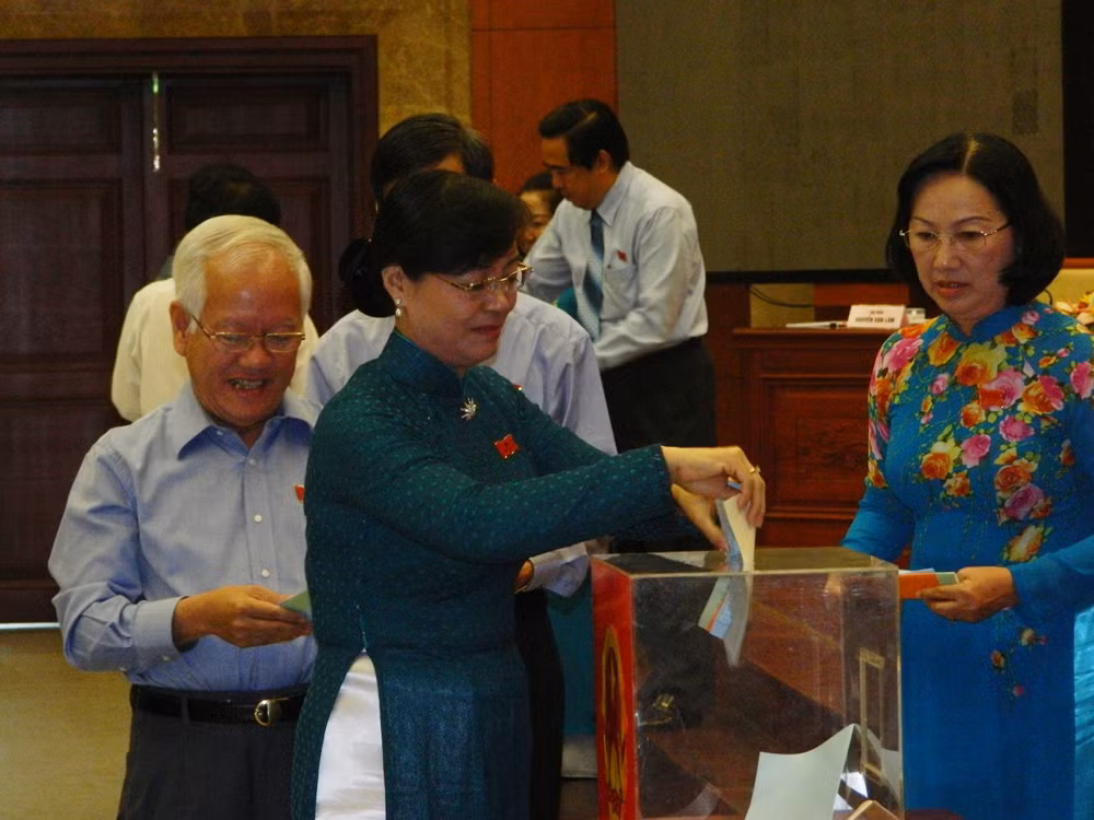 Chủ tịch HĐND TPHCM Nguyễn Thị Quyết Tâm (giữa) bỏ phiếu. Chủ tịch