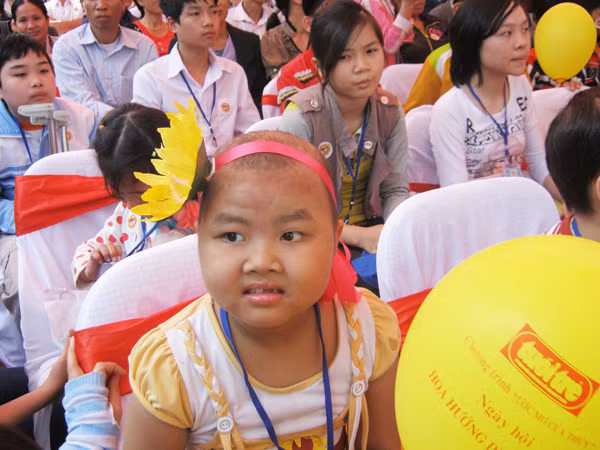 Bệnh nhi Đoàn Thị Hằng (An Đước, Hải Dương) háo hức với ngày hội