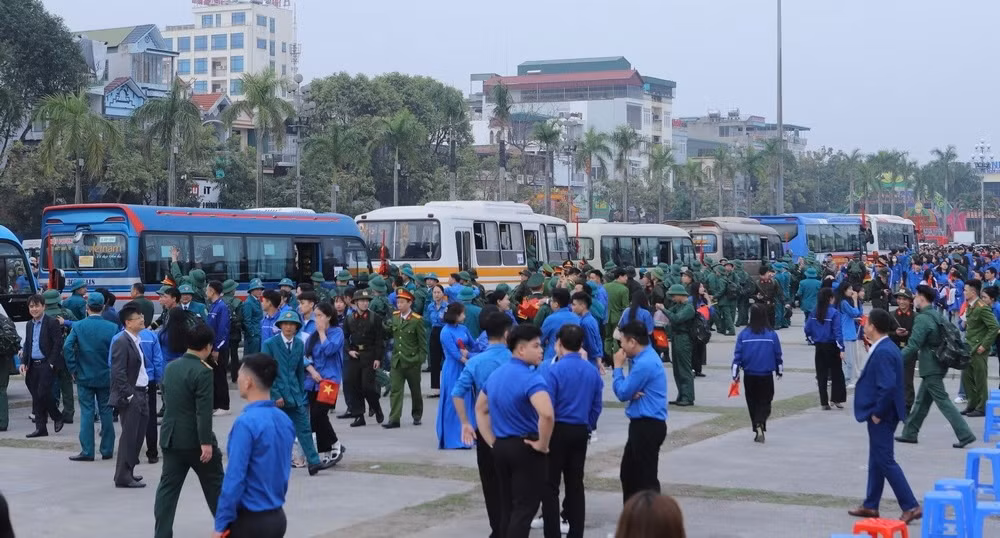 Đông đảo người thân tiễn tân binh lên đường nhập ngũ tại TP Thanh Hóa.