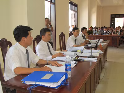 Có đến 4 luật sư bảo vệ Tân.