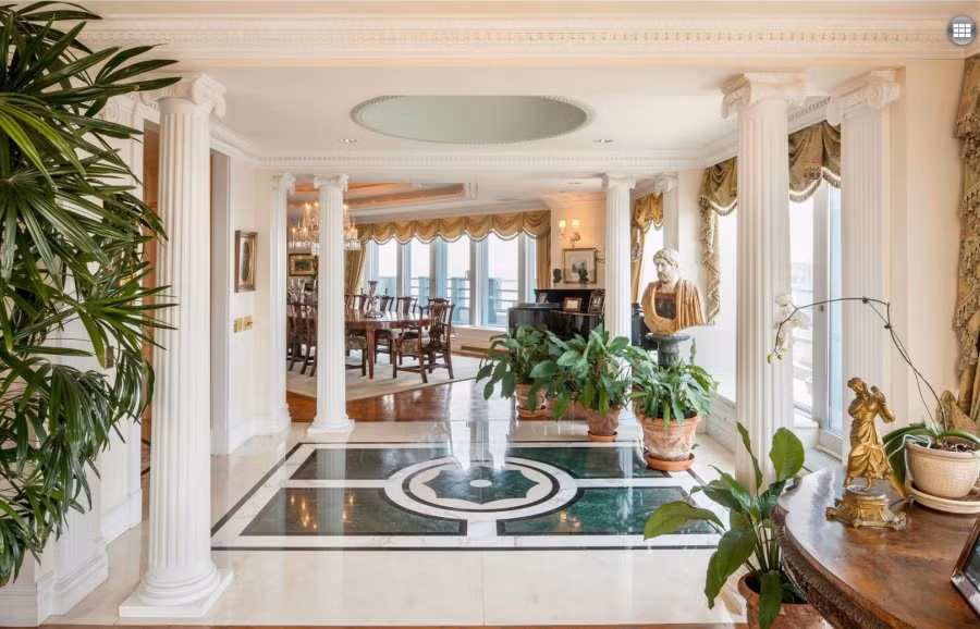 Lối vào mô phỏng theo hành lang cung điện Versailles nổi tiếng của Pháp
